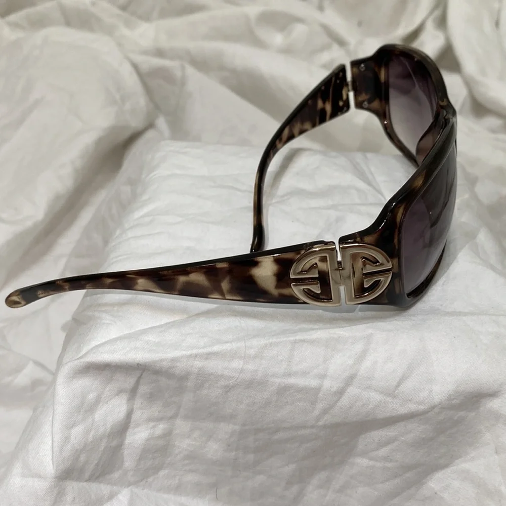 Women’s retro rectangle brown tortoiseshell fashion sunglasses. One size. - Picture 4 of 7